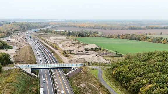 Neue Autobahntrasse mit Baustelle und einspuriger Verkehrsführung
