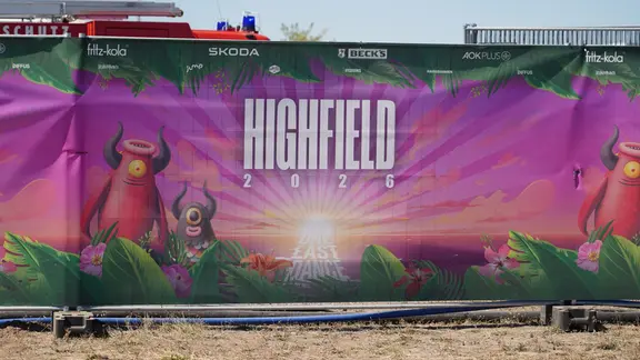 Ein Bauzaun mit Highfield-Plakat.