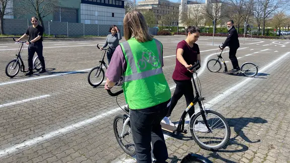 Bremsen, Rollen, Kurven fahren: Wie auch Erwachsene das Zweirad erobern |  mdr.de