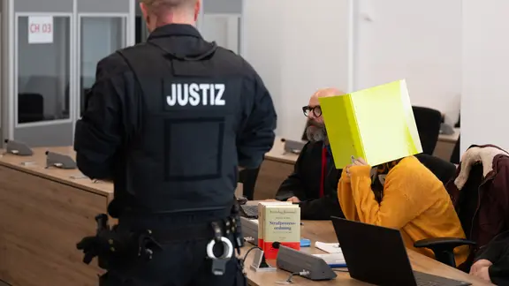 Susann E. sitzt vor Prozessbeginn im Oberlandesgericht Dresden