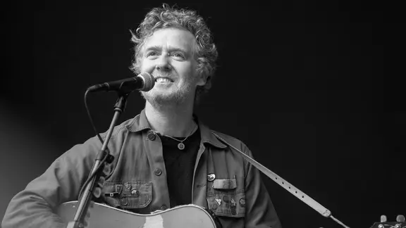 Ein Mann mit Gitarre singt