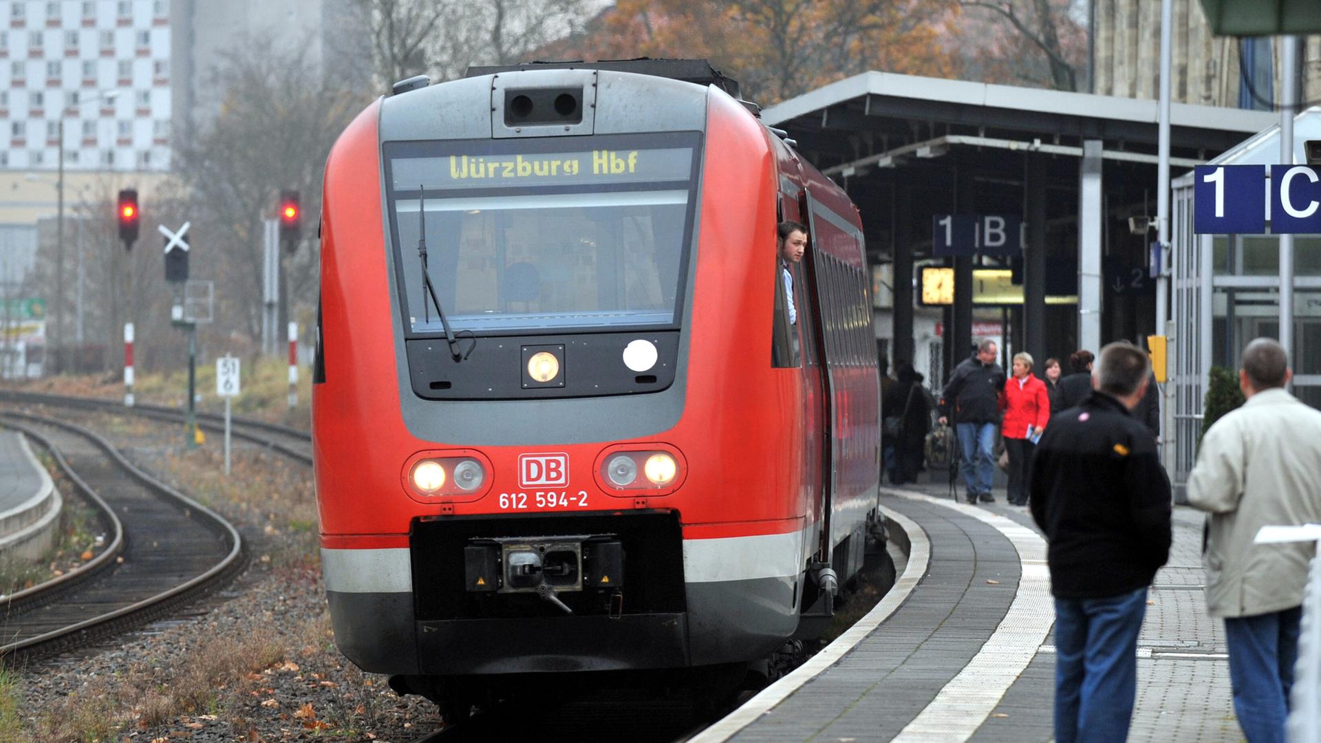 Ein Regionalzug von Erfurt nach Würzburg hält im Bahnhof Suhl | picture-alliance/ dpa | Hendrik Schmidt