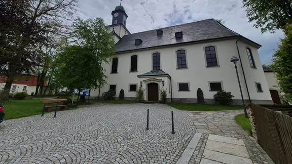 Eine schlichte, hell geputzte Kirche in  Marienberg-Zöblitz.