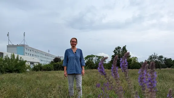 Ulrike Richter von der Initiative Patengrün auf einer Blühwiese in Dessau-Roßlau