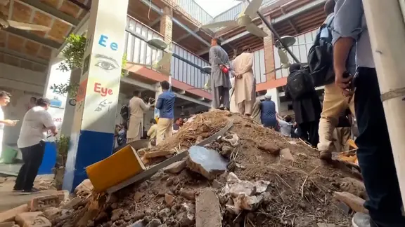 Trümmer nach einem Dacheinsturz in einer pakistanischen Schule