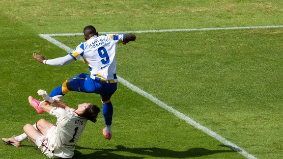 Lorenz Otto wurde bei einem Zweikampf mit Manasse Eshele verletzt.
