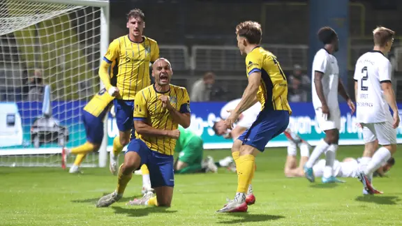 Lok Leipzigs Djamal Ziane jubelt über sein Tor gegen den BFC Dynamo. 