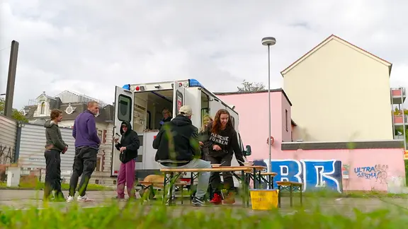 Menschen stehen am Maltesermobil.
