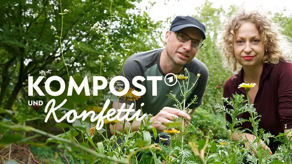 Podcasthosts Tobias Bode und Maria Scholz im Garten