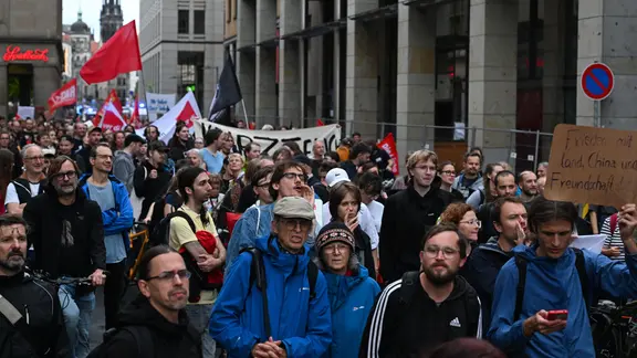 Mehrere Hundert Menschen nehmen in Dresden an einer Demonstration gegen Kürzungen bei Sozialem, Bildung, öffentlichem Nahverkehr und Kultur teil