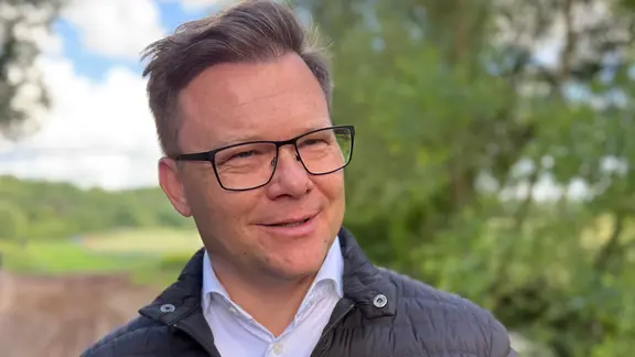 Bundesumweltminister Carsten Schneider im Interview mit „EXACTLY“.  