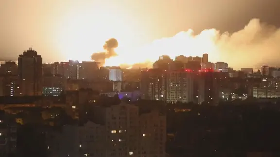 Stadtansicht am Horizont Feuer und Qualm