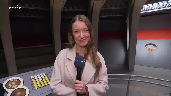Felicitas Hölscher im Lern- und Erlebnisort "Outer Space" der Arche Nebra 