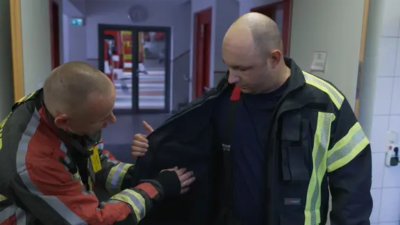 Ein Feuerwehrmann in Sömmerda zeigt eine leichte Sommeruniform
