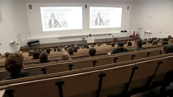 Plauen im Herbst 1989: Ein Transparent verbindet Generationen