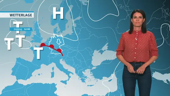 Eine Wettermoderatorin steht im Studio.
