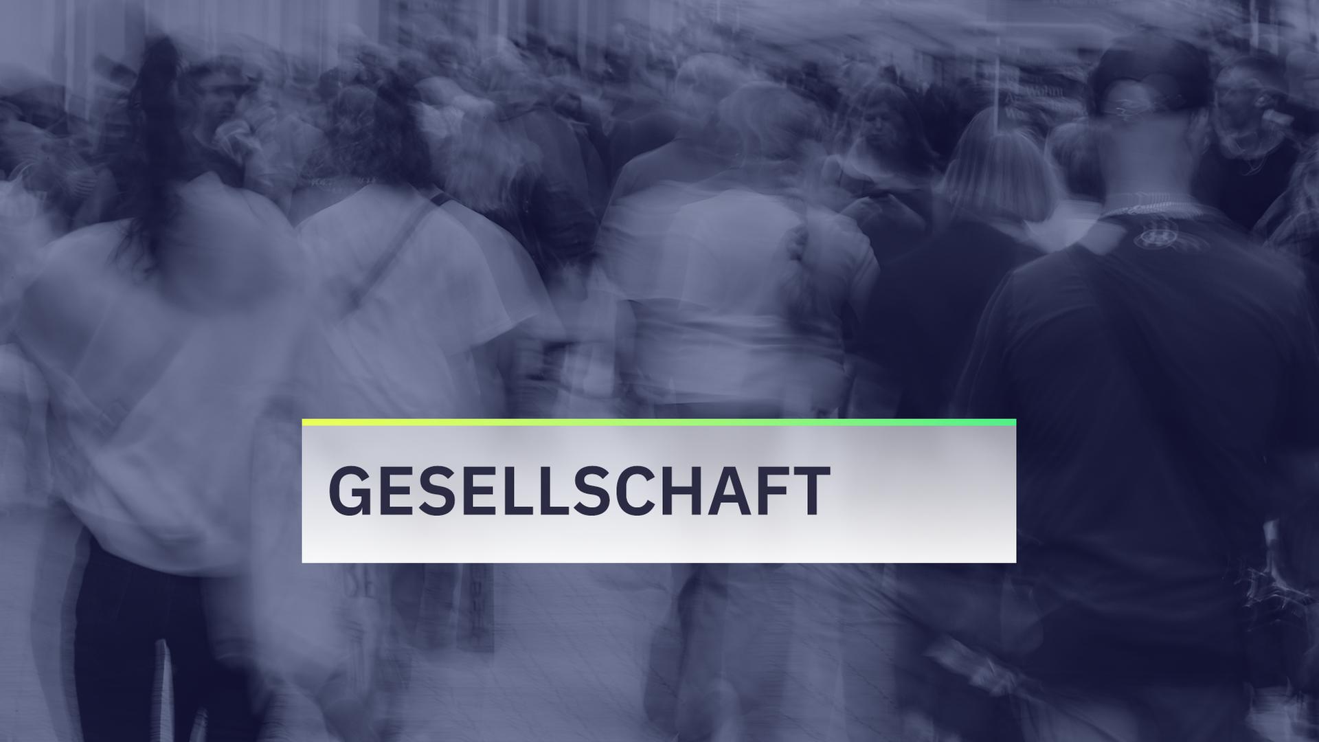 Zahlreiche Passanten gehen durch eine Fußgängerzone. | picture alliance/dpa | Jan Woitas