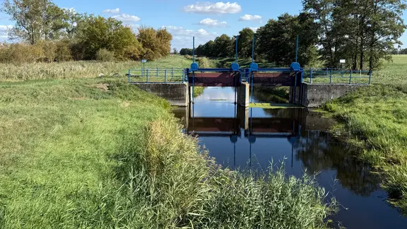 Ein Fluss mit einem Bauwerk darauf.