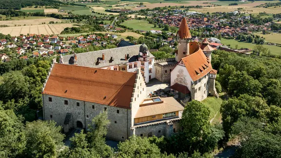 Veste Heldburg: Das Luftfoto zeigt die Burg, die über dem Ort thront.