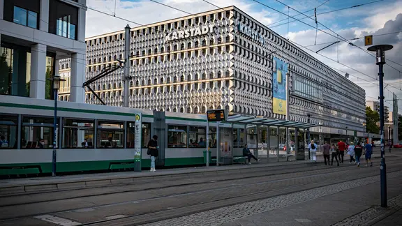 Kaufhaus Galeria Karstadt mit alter Fassade.