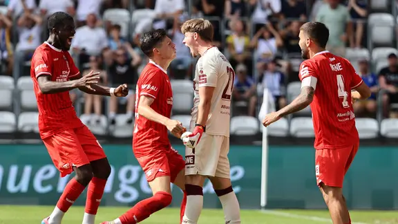Jaden Rodtnick jubelt mit Teamkollegen nach seiner Parade