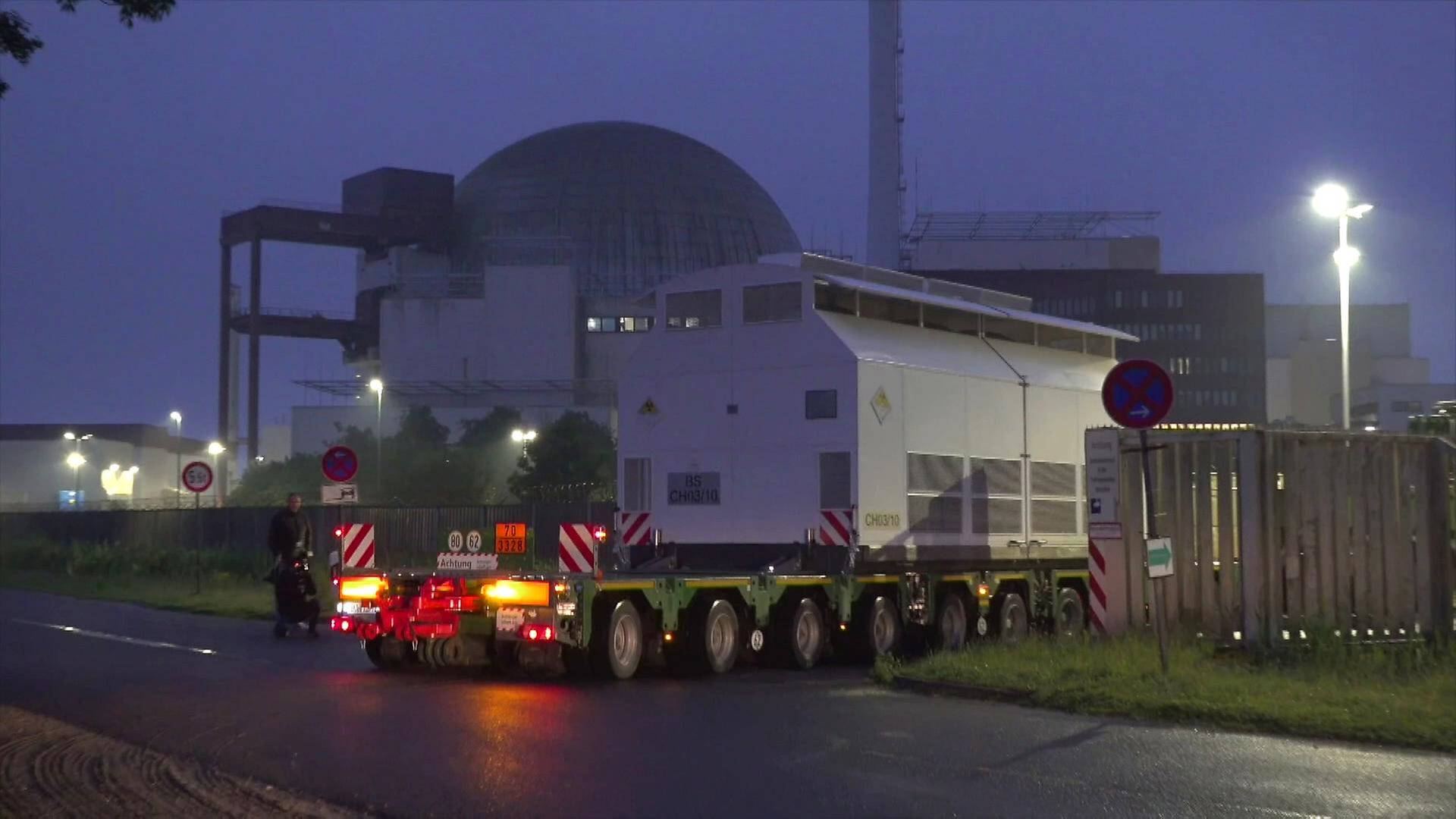 Archivbild eines Castor-Transport vor einem Atomkraftwerk | Mitteldeutscher Rundfunk