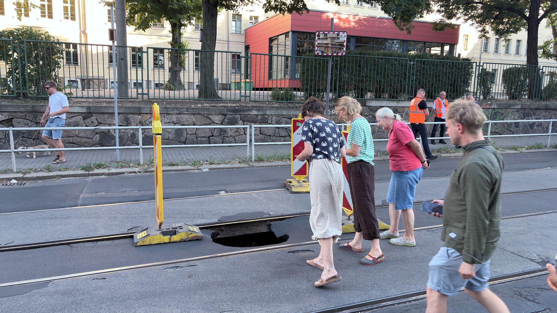 Umleitungen und Ersatzbusse nach Straßeneinbruch in Leipzig