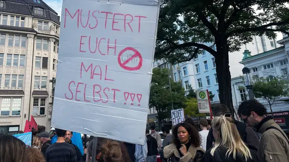 Schild auf einer Demo gegen die Wehrpflicht mit der Aufschrift "Mustert euch mal selbst"