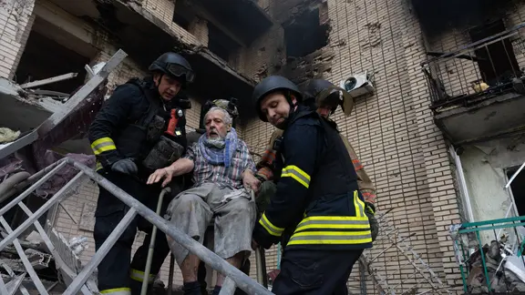 Rettungskräfte tragen einen alten Mann aus einem Wohnhaus in Kramatorsk, 4. August 2026.
