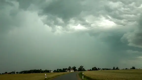 Gewitterwolken über einem Feld