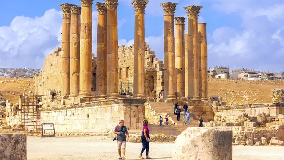7. November 2022: Touristen in der Nähe des Artemis Tempels in der antiken römischen Stadt Gerasa, dem heutigen Jarash Jerash, Jordan