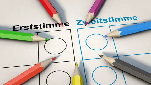 Bunte Stifte auf einem Wahlzettel