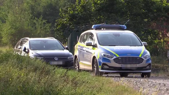 Polizeiwagen und schwarzer Pkw
