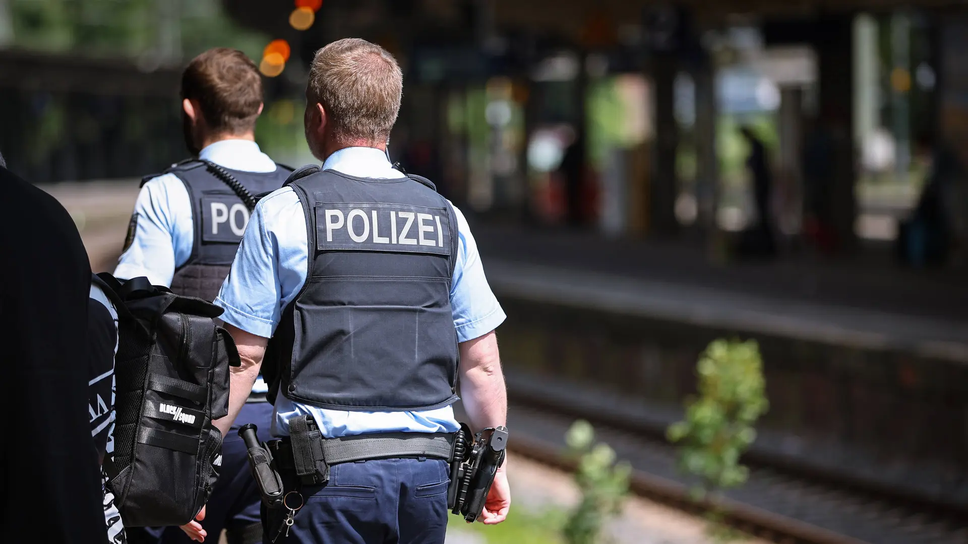 S-Bahn beworfen, Gleise blockiert: Mehrere Vorfälle in Sachsen