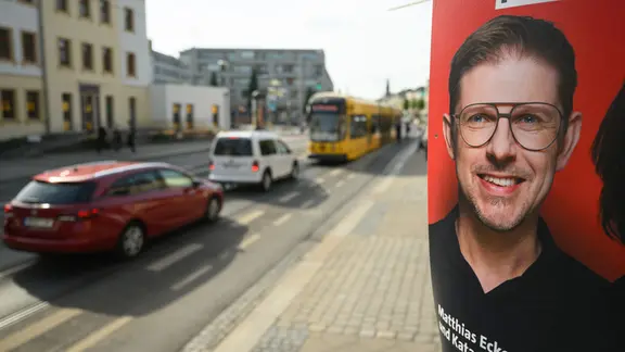 Ein Wahlplakat des sächsischen SPD-Spitzenkandidaten zur Europawahl, Matthias Ecke hängt an der Schandauer Straße im Stadtteil Striesen an einem Laternenmast. 
