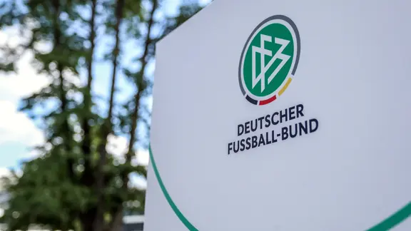 Ein Schild mit dem DFB Logo vor der neuen DFB Zentrale und Campus