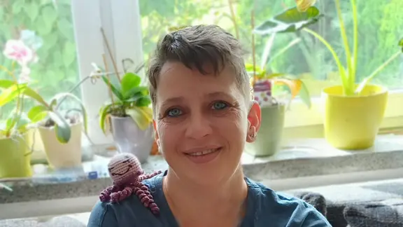 Lena Rossa häkelt kleine Quallen für Frühchen.