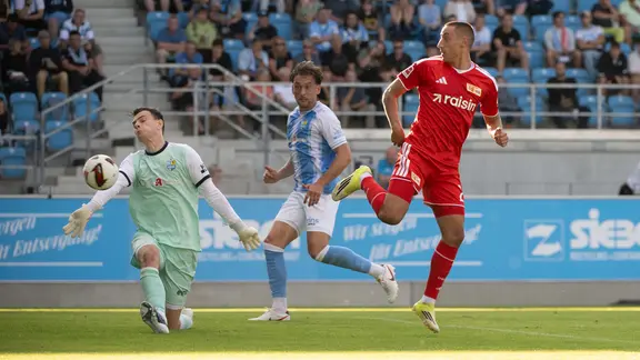 2 Spieler des Chemnitzer FC und ein Spieler von Union Berlin im Kampf um den Ball