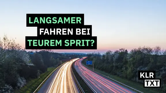 Eine Autobahn mit verschwommenen Autolichtern.