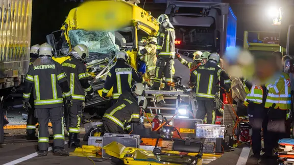 Eine Unfallstelle auf einer Autobahn mit Einsatzkräften.