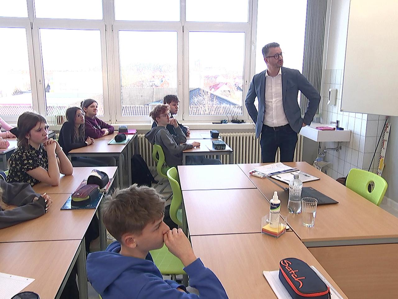 Pilotprojekt: Thüringer Schulen starten mit "Verfassungs-Viertelstunde" Pilotprojekt: Thüringer Schulen starten mit "Verfassungs-Viertelstunde"