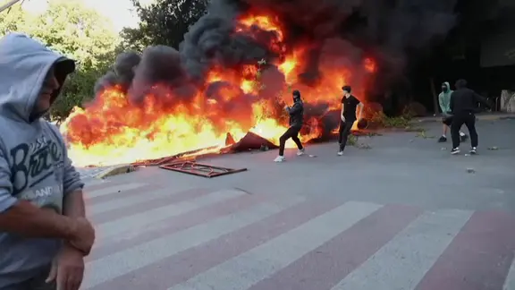 Brennende Barrikade in der albanischen Hauptstadt Tirana