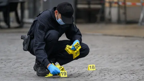 Nach der Amokfahrt in Leipzig mit zwei Todesopfern und drei Schwerverletzten sichern Polizei und Kriminaltechnik Spuren in der betroffenen Fußgängerzone