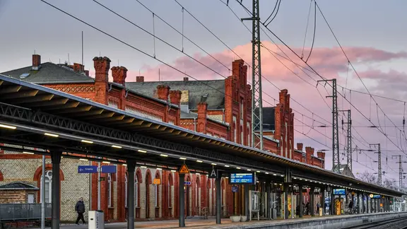 Blick auf den leeren Fernverkehrs-Bahnsteig 1 am Stendaler Hauptbahnhof.