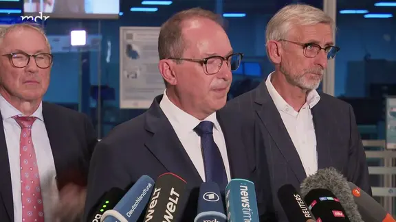 Schuster und Dobrindt zum Drohnenvorfall am Flughafen LEJ