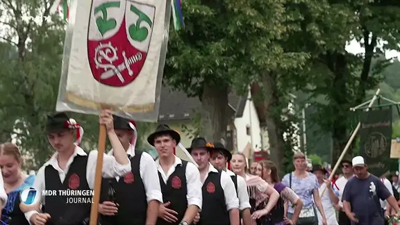 Menschen bei Festumzug