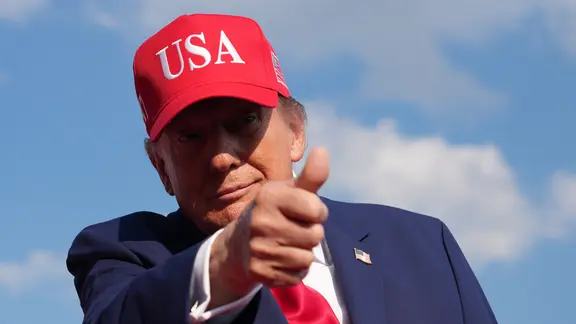 US-Präsident Donald Trump trifft am Dalton Municipal Airport in Georgia zu einer Wahlkampfveranstaltung ein.