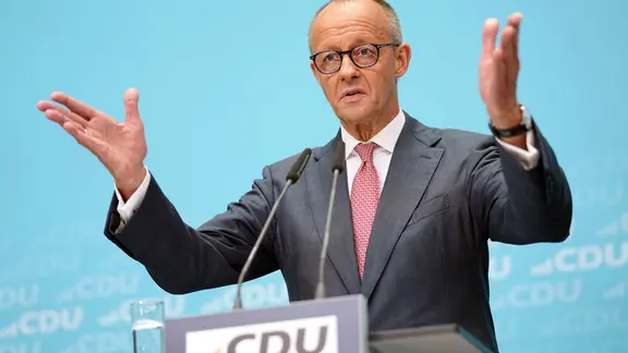 德国联邦税务局弗里德里希·梅尔茨 (Friedrich Merz) 召开新闻发布会。 |图片联盟/德新社 |凯·尼特菲尔德 德国联邦税务局弗里德里希·梅尔茨 (Friedrich Merz) 召开新闻发布会。