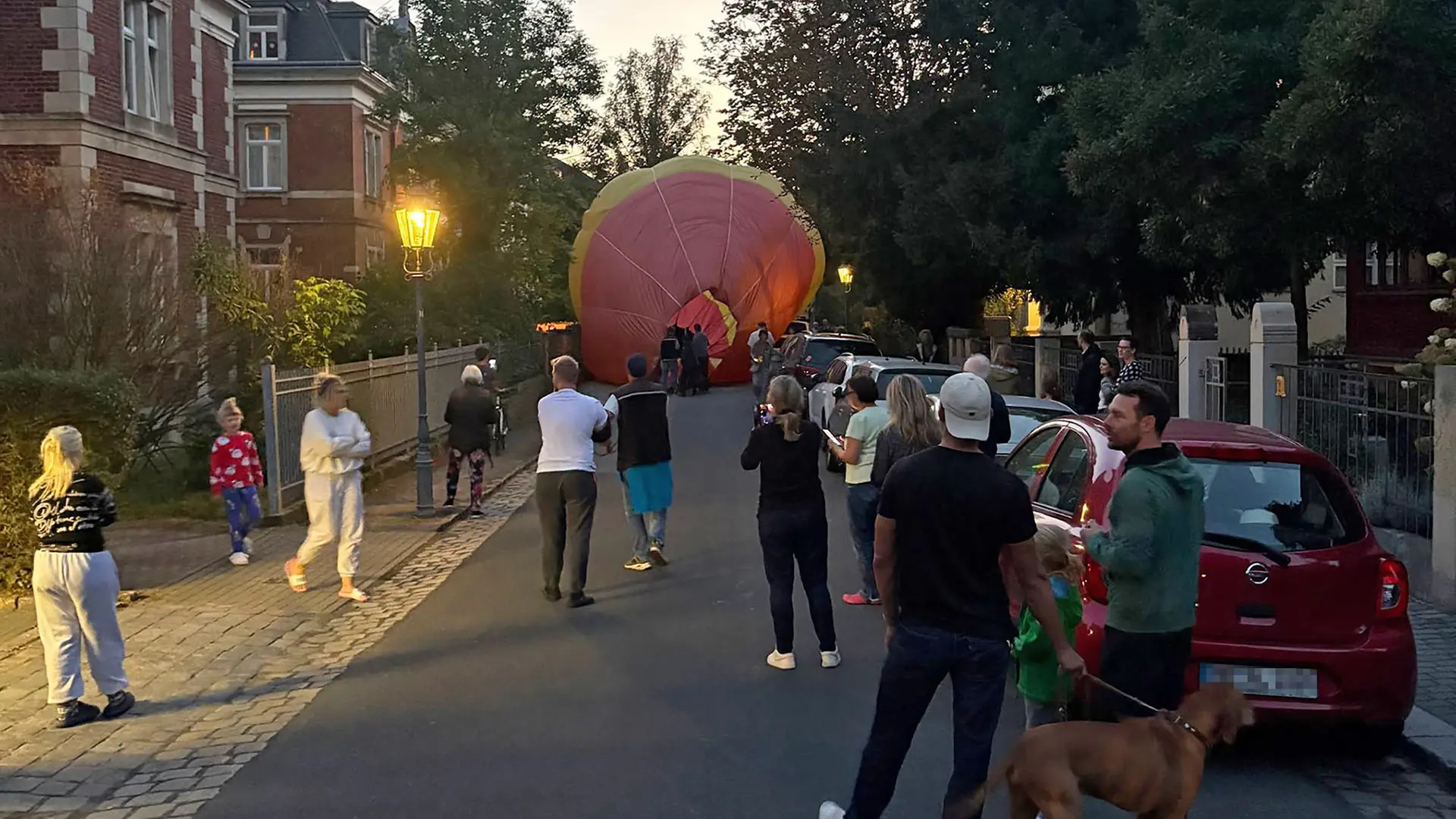 Heißluftballon landet in Dresdner Wohngebiet und bleibt in Baum hängen