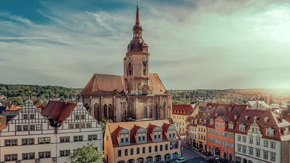 Blick über einen Platz auf die Naumburger Stadtkirche St. Wenzel